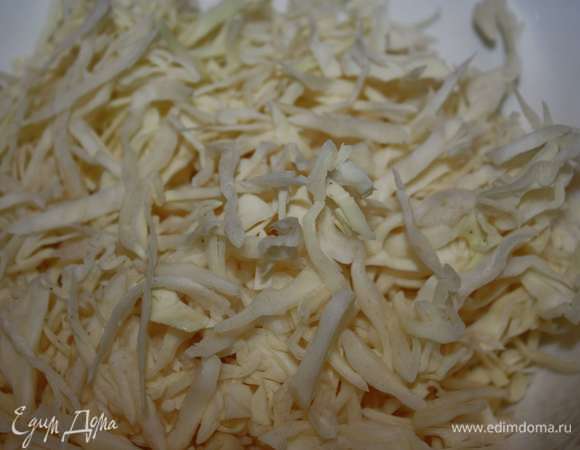 Капусту нашинковать тонкой соломкой.