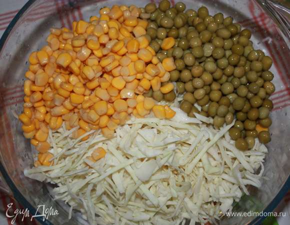 Добавить горошек и кукурузу.