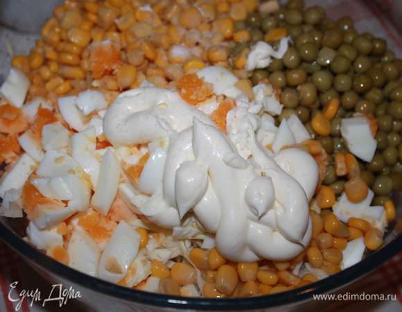 Заправить майонезом, посолить и все тщательно перемешать.