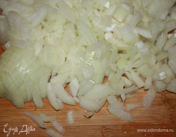 Лук нарезать.