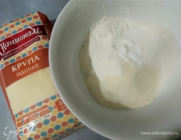 Отдельно смешать сухие ингредиенты: муку, манную крупу ТМ «Националь», оба вида сахара и разрыхлитель.