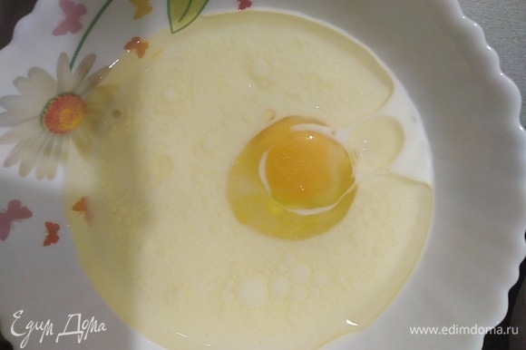 В другой миске — жидкие: яйцо, масло и молоко. Перемешать венчиком.
