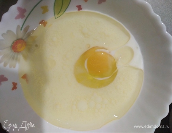 В другой миске — жидкие: яйцо, масло и молоко. Перемешать венчиком.