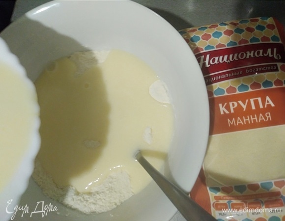 Влить в мучную смесь жидкую, быстро перемешать. Для маффинов долго тесто не вымешивают.