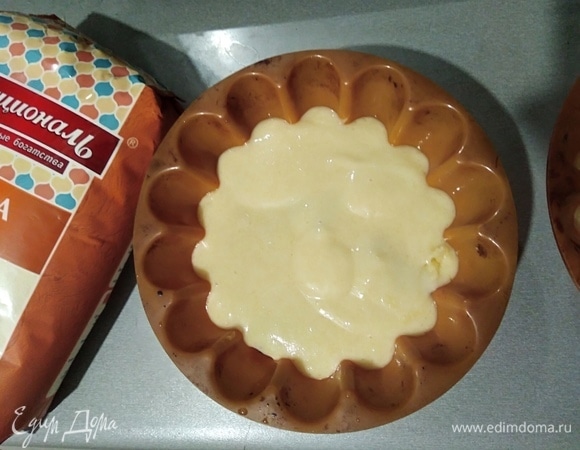 Сверху на джем вылить оставшееся тесто. Поставить в духовку на 25–30 минут.