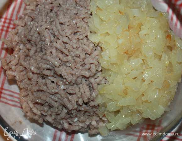 Лук добавить к фаршу.