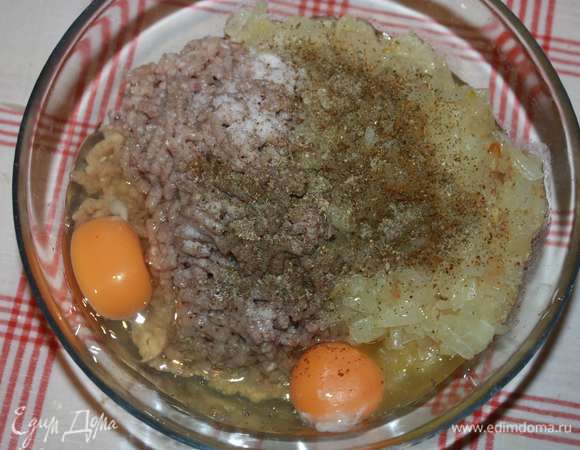 Далее добавить яйца, соль и специи. Все тщательно перемешать.