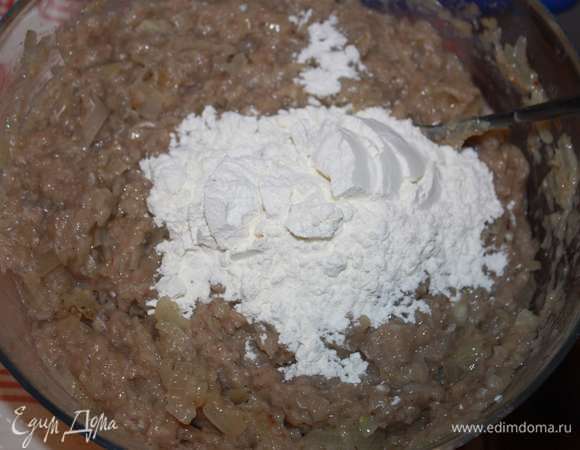 Добавить муку и еще раз тщательно перемешать.