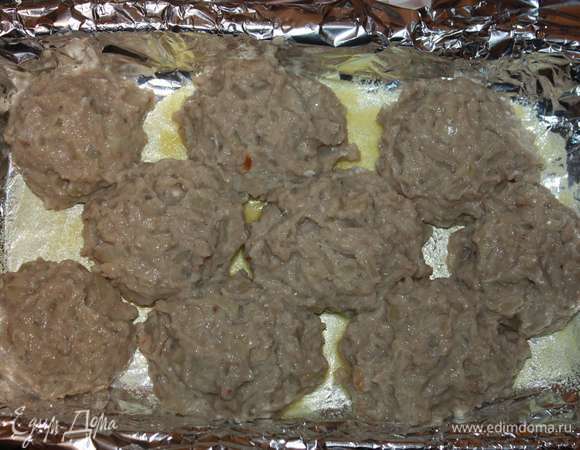 Фольгу смазать растительным маслом (можно посыпать панировочными сухарями или манной крупой). Выложить котлеты.
