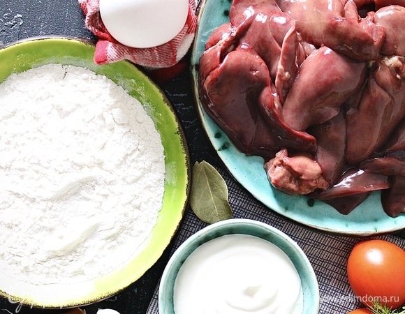 Подготовить все продукты, печень промыть и обсушить бумажным полотенцем, яйцо куриное помыть и обсушить, муку просеять.