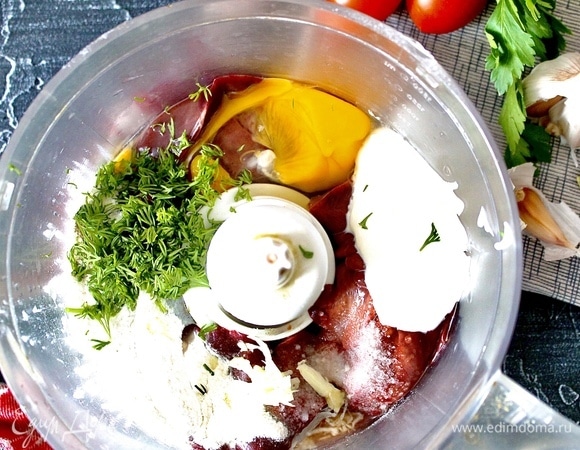 Все продукты загрузить в блендер, чеснок пропустить через пресс предварительно и зелень нарезать.