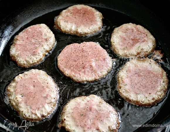 Обжарить на раскаленной сковороде на растительном масле.