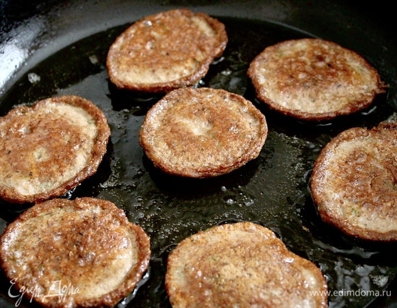 Обжарить с двух сторон, в конце протушить под крышкой 1 минуту, добавив 1 столовую ложку воды.