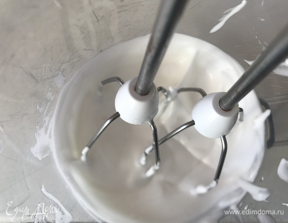 Яичные белки соединить с сахаром и взбить в пышную пену (не до пиков).