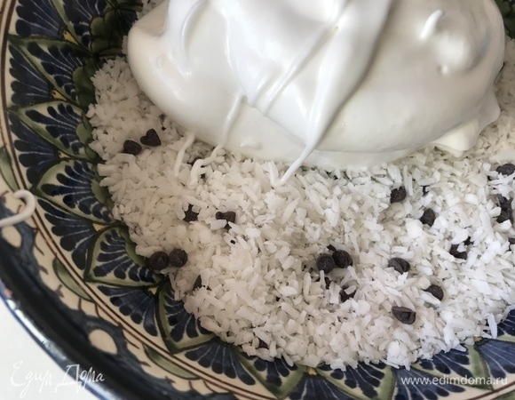 Добавить взбитые яйца к кокосу с шоколадом.