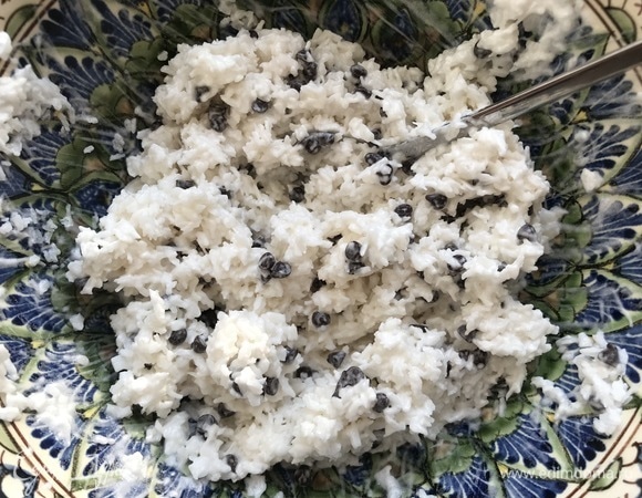 Аккуратно перемешать. Стружка должна равномерно увлажниться.