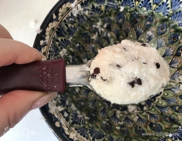 При помощи ложки для мороженого сформировать плотные кокосово-шоколадные шарики. Из этого количества получилось 10 штук.