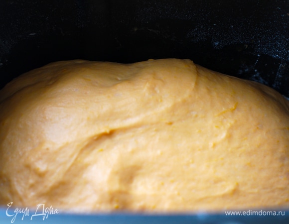 Тыкву запечь в духовке до мягкости, мякоть смолоть в пюре. Если пюре водянистое — убрать лишнюю воду. Выложить все ингредиенты в дежу хлебопечки, дрожжи всыпать в диспенсер. Выставить режим «Тесто основное» (2 ч 20 минут). Тесто хорошо подходит, получается нежным, эластичным, чуть влажным.