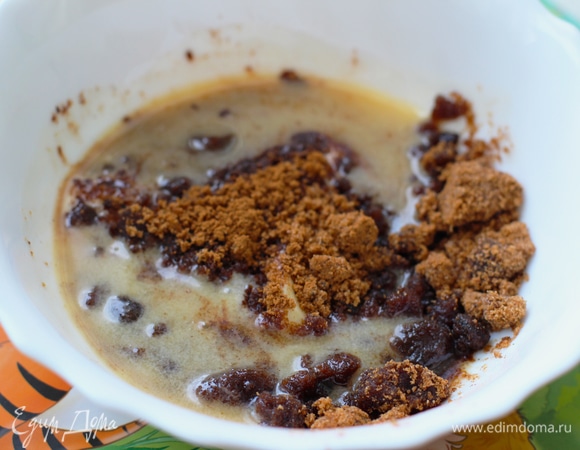 Для того чтобы приготовить наполнитель, соедините масло, коричневый сахар, сливочный сыр и корицу в миске.