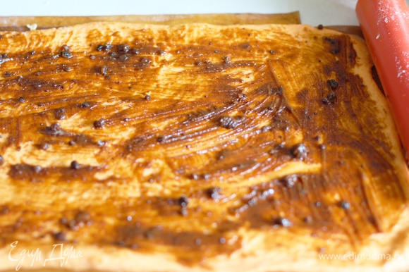 Раскатать тесто на слегка посыпанной мукой поверхности до размеров приблизительно 40 см в длину и 30 см в ширину. Толщина слоя — примерно 5–6 мм. Разогреть духовку до 175°C.