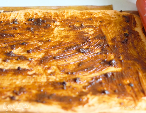 Раскатать тесто на слегка посыпанной мукой поверхности до размеров приблизительно 40 см в длину и 30 см в ширину. Толщина слоя — примерно 5–6 мм. Разогреть духовку до 175°C.