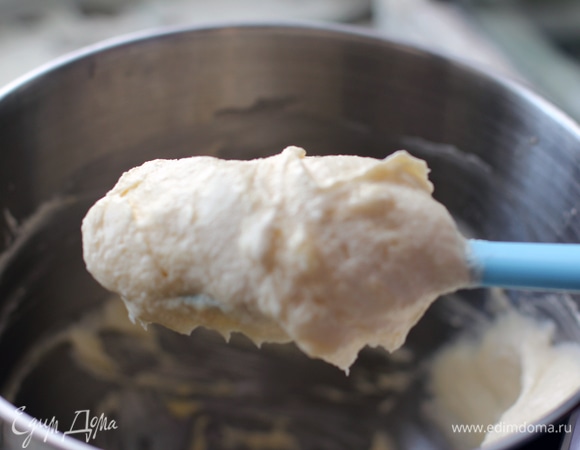 Пока булки выпекаются, сделать заливку: смешать все ингредиенты и хорошо взбить миксером.