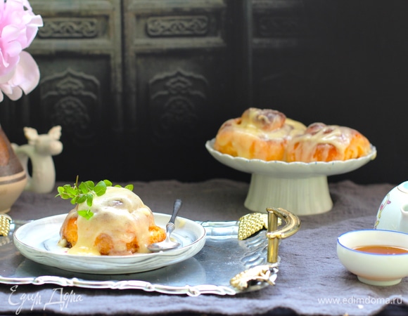 После выпечки залить горячие булочки щедро заливкой.