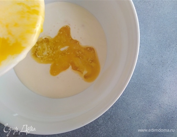 Влить масло с кефиром и перемешать.