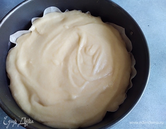 Залить оставшимся тестом. Поставить в духовку на 45 минут.