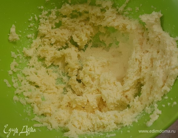 Сливочное масло комнатной температуры взбить с сахаром в пышную пену.