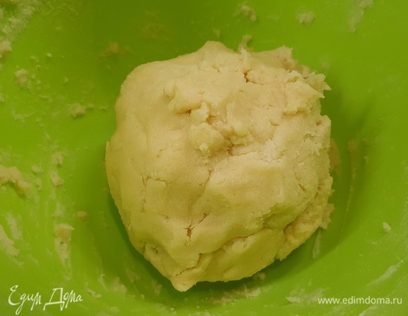 Потом добавить соль, муку и яйцо. Смешать все. Влить 2 столовые ложки сливок и собрать тесто в шар. Положить его в холодильник на 30 минут.