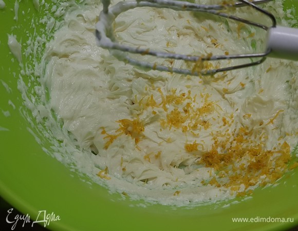 С двух лимонов снять цедру и добавить в сырную массу. Опять все взбить.