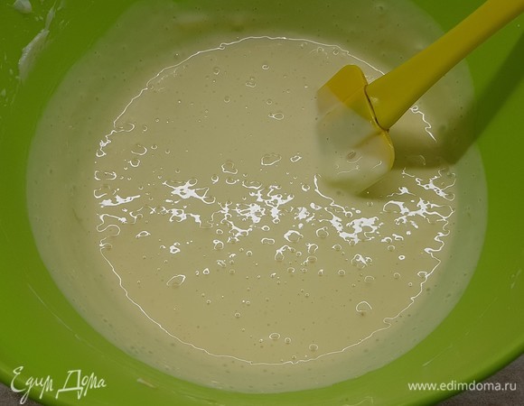 Ввести по одному яйца. После каждого все хорошо взбивать. Начинка будет достаточно жидкая.
