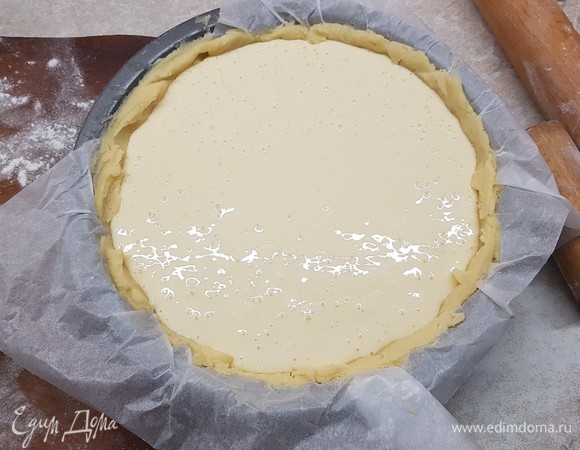 В приготовленную основу вылить начинку. Поставить в духовку и выпекать 50 минут при температуре 170°C.