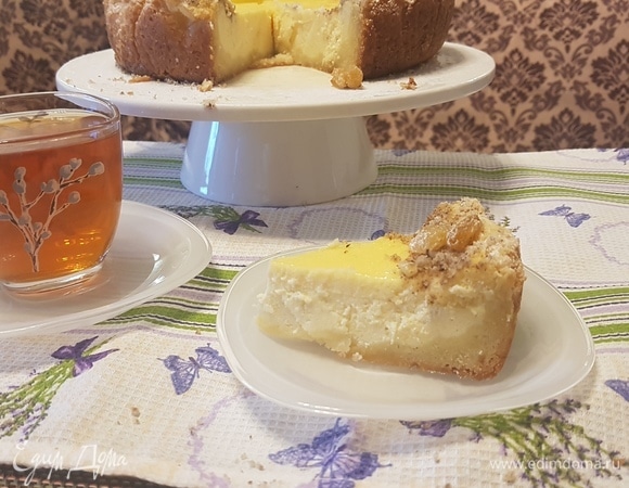 Основа получается тоненькая и хрустящая, а начинка — нежно-сливочная. Мне чем-то напомнил этот торт чизкейк, но он нежнее.