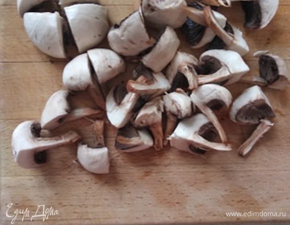 Очистить шампиньоны. Крупно нарезать. У меня были крупные портобелло, я нарезала на четвертинки.