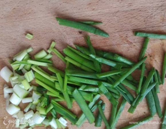 Зеленый лук вымыть и нарезать перьями 2–3 см.