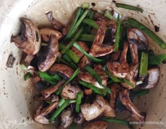 Соединить грибы и лук, добавить бальзамический уксус и оставить мариноваться на 5–10 минут.