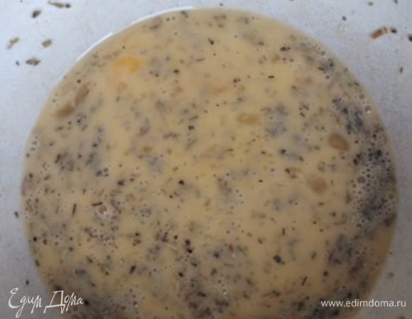 Тем временем взбить яйца с солью и травами.