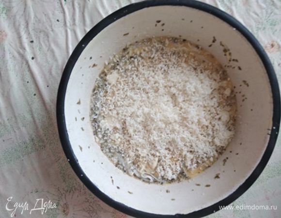 Добавить натертый сыр. У меня была моцарелла для пиццы и пармезан. Можно использовать любой твердый сыр.