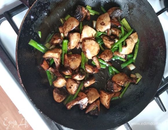 Грибы с луком обжарить в смеси оливкового и сливочного масла минут 7 до румяной корочки. Выложить на отдельную тарелку. Влить яйца в сковороду, где готовились грибы. Через минуту в центр или чуть ближе к краю выложить грибы. Готовить омлет, периодически приподнимая края, чтобы ровнее приготовился и не прилип. В конце приготовления согнуть омлет пополам или сложить с двух краев к середине. Приятного аппетита!