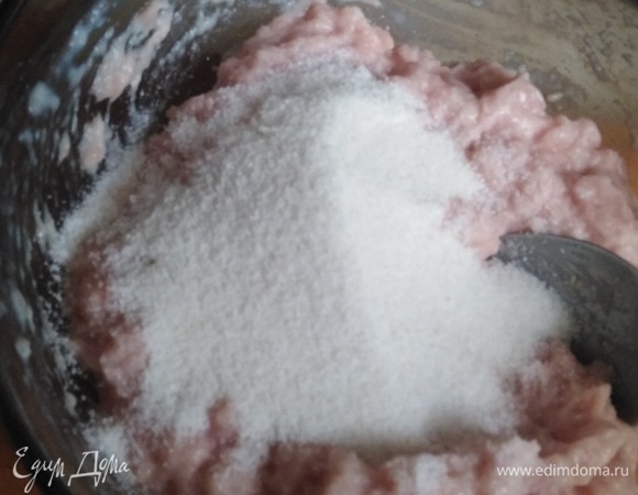 Всыпать рисовую манку.