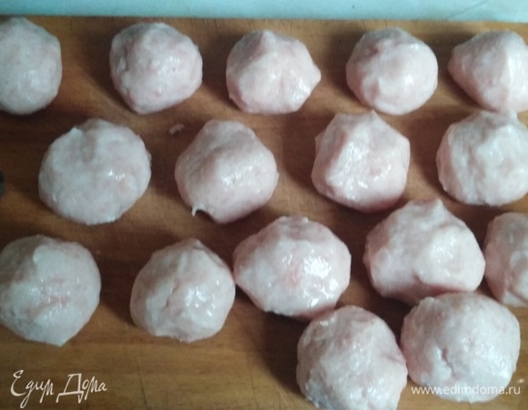 Влажными руками сформировать небольшие тефтели. При варке они увеличатся в объеме.