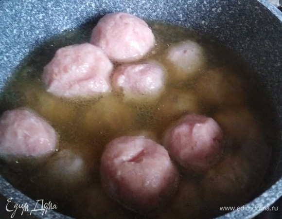 Опустить их в кипящий бульон. Довести до кипения.