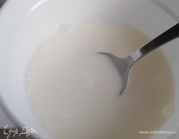 Сметану развести с водой.