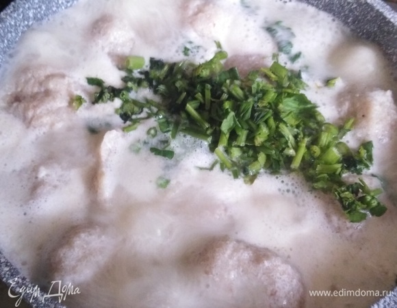 Добавить зелень. Посолить.