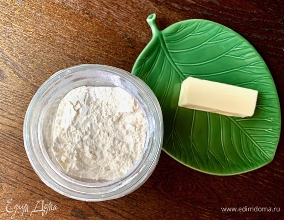 Муку и разрыхлитель — в миску. Холодное масло натереть на терке в муку. Все быстро размешать. Добавить сахар, яйцо, соль, размешать.