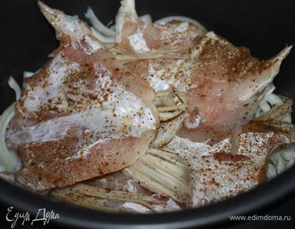 Далее выкладываем первый слой рыбы.