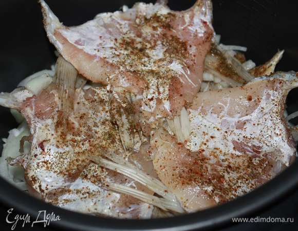 Затем — второй слой рыбы.