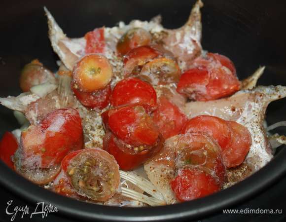 И сверху выкладываем помидоры. Ставим режим «Выпечка», время приготовления — 50 минут.